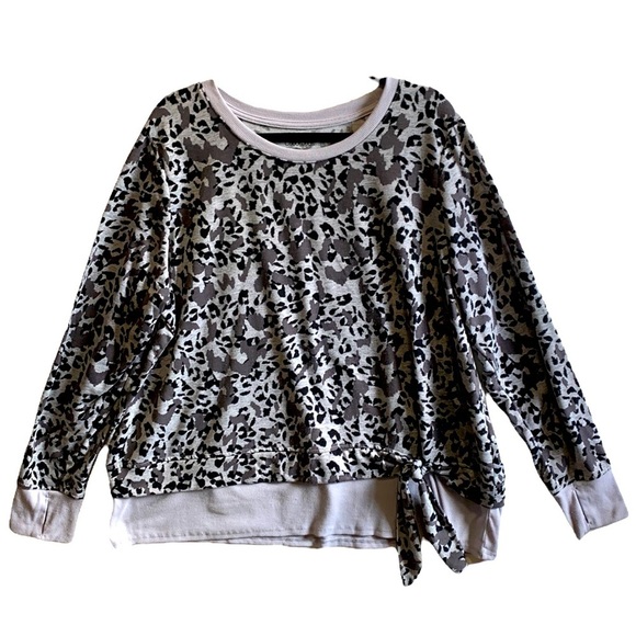 Cuddl Duds Tops - CUDDL DUDS LONG SLEEVE CHEETAH PRINT CREWNECK TOP WITH TIED KNOT. 2XL